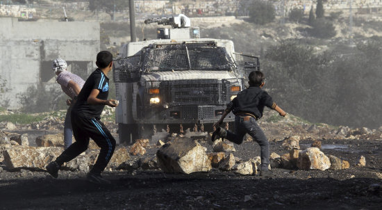 PROTESTA. Palestinos se enfrentan a fuerzas israeles en la regin de Cisjordania.