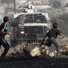 PROTESTA. Palestinos se enfrentan a fuerzas israeles en la regin de Cisjordania.