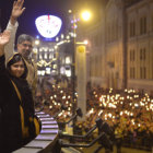 DESFILE. La pakistan Malala Yousafzai (i) y el indio Kailash Satyarthi (d) saludan desde el balcn del Grand Hotel durante el desfile con antorchas.