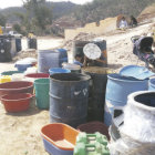 NECESIDAD. Vecinos esperan agua.