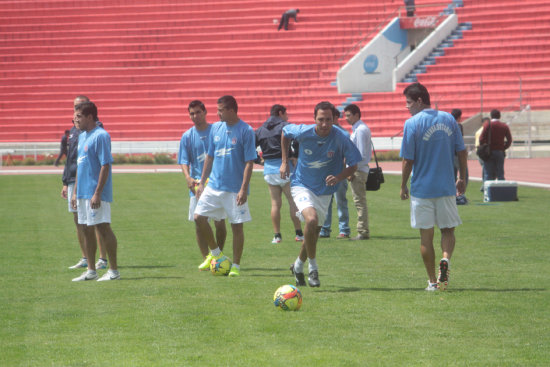 El plantel estudiantil entren ayer, en el estadio Patria.