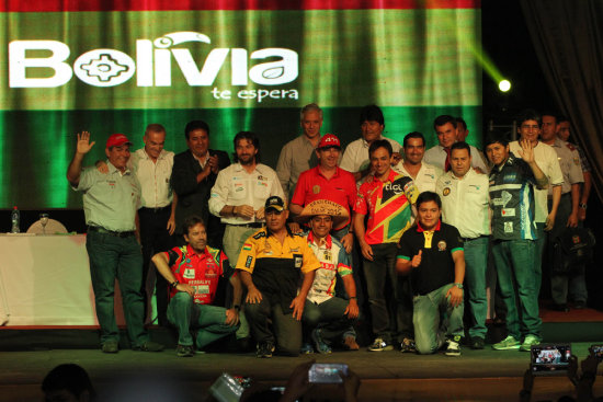 Todos los representantes de Bolivia que participarn en el Rally Dakar 2015, junto con autoridades nacionales y de la ASO.