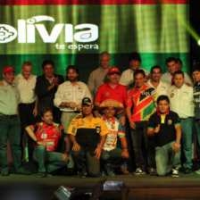 Todos los representantes de Bolivia que participarn en el Rally Dakar 2015, junto con autoridades nacionales y de la ASO.