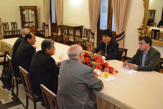 ENCUENTRO. El presidente Evo Morales se reuni con representantes de la Iglesia catlica.