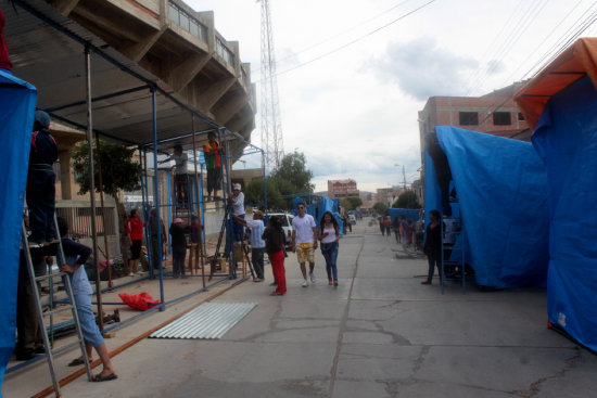 FERIA. La instalacin de casetas por el estadio Patria inici ayer en la calle Manuel Vilar.