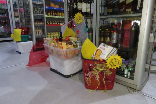 OPCIONES. Los tradicionales canastones navideos que se ofrecen en los supermercados de la ciudad de Sucre.