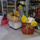 OPCIONES. Los tradicionales canastones navideos que se ofrecen en los supermercados de la ciudad de Sucre.