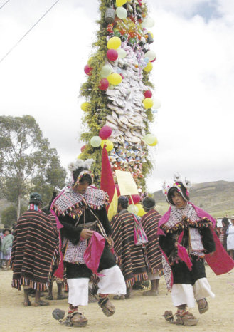 PATRIMONIO. La celebracin del Pujllay en Tarabuco con la Pukara de fondo.