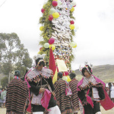 PATRIMONIO. La celebracin del Pujllay en Tarabuco con la Pukara de fondo.