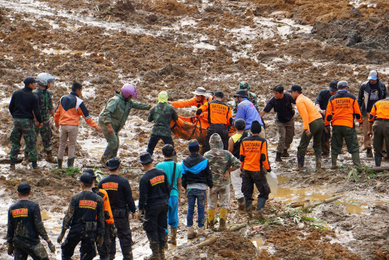 TRAGEDIA. Rescatistas recuperan los cuerpos de las vctimas tras el alud en Java.