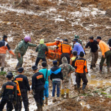 TRAGEDIA. Rescatistas recuperan los cuerpos de las vctimas tras el alud en Java.