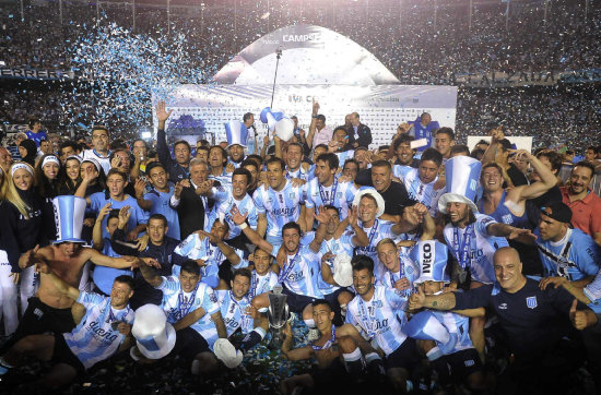 El equipo de Racing Club (arriba) luego de recibir su trofeo de campen; abajo, el festejo de su hinchada.