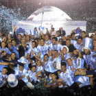 El equipo de Racing Club (arriba) luego de recibir su trofeo de campen; abajo, el festejo de su hinchada.