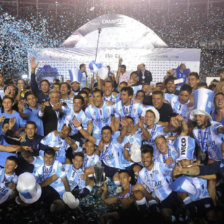 El equipo de Racing Club (arriba) luego de recibir su trofeo de campen; abajo, el festejo de su hinchada.