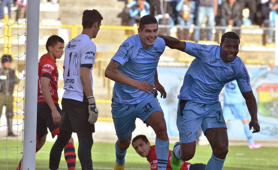 El defensor Ronald Eguino (c) festeja el gol que le dio el triunfo a Bolvar ayer, frente a Wilstermann, en la penltima fecha del Torneo Apertura de la Liga.