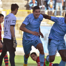 El defensor Ronald Eguino (c) festeja el gol que le dio el triunfo a Bolvar ayer, frente a Wilstermann, en la penltima fecha del Torneo Apertura de la Liga.