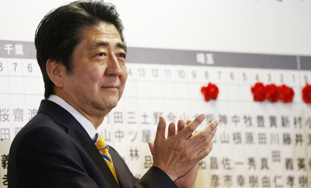 GANADOR. El japons Shinzo Abe.