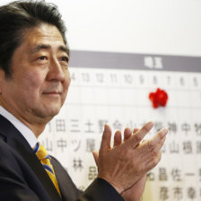 GANADOR. El japons Shinzo Abe.