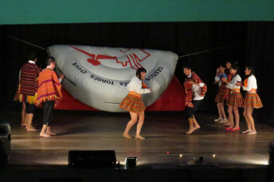 ADORACIN. Los jvenes bailaron chuntunquis para el nio Jess anoche, en el Teatro 3 de Febrero.