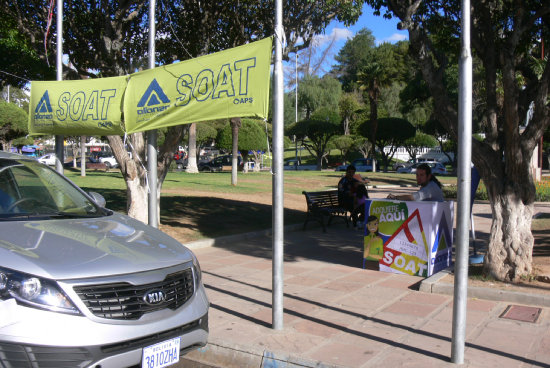 ATENCIN. Punto de venta de la roseta del SOAT 2015 en la plaza Aniceto Arce.