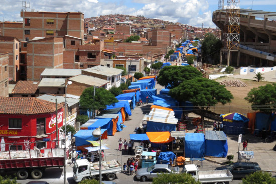 COMERCIO. Entre el fin de semana y ayer, la mayora de los comerciantes instalaron sus puestos en las calles de la zona del estadio Patria.