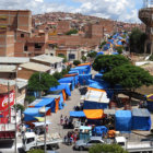 COMERCIO. Entre el fin de semana y ayer, la mayora de los comerciantes instalaron sus puestos en las calles de la zona del estadio Patria.