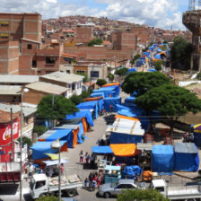 COMERCIO. Entre el fin de semana y ayer, la mayora de los comerciantes instalaron sus puestos en las calles de la zona del estadio Patria.