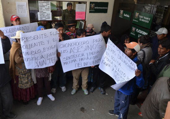 PROTESTA. Los familiares del fallecido protestaron luego del atraco sucedido en un bus.