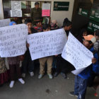 PROTESTA. Los familiares del fallecido protestaron luego del atraco sucedido en un bus.