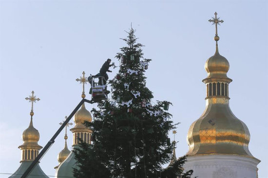 DRAMA. Arreglos navideos en Kiev. El conflicto civil en el este de Ucrania deja graves secuelas .