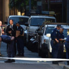 OPERATIVO. Policas australianos toman posiciones en las proximidades del lugar del hecho.