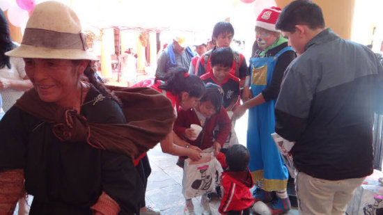 AGASAJO. Los nios recibieron regalos.