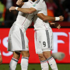 El francs Karim Benzema (d) festeja su gol con su compaero de equipo Pepe.