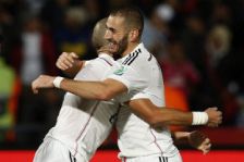 El francs Karim Benzema (d) festeja su gol con su compaero de equipo Pepe.