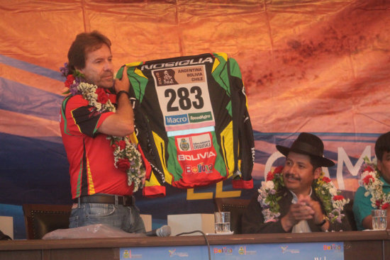 El chuquisaqueo Walter Nosiglia recibi el uniforme oficial de competicin que utilizar en su segunda participacin en el Rally Dakar.