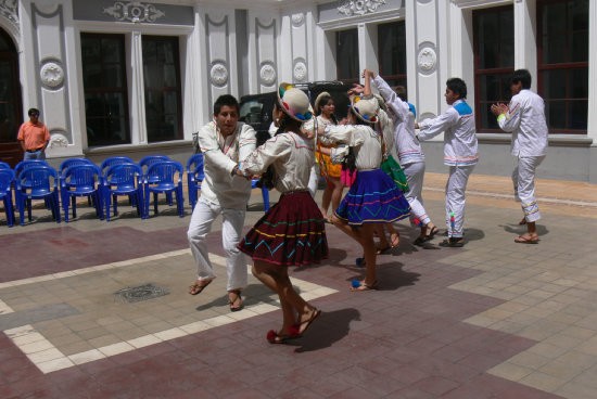 FIESTA. La presentacin de la Navidad serranense ayer, en el patio de la Gobernacin.