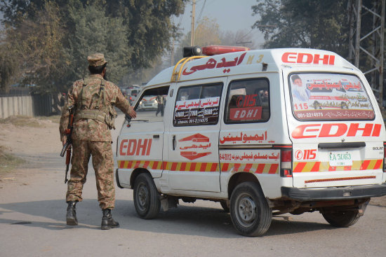 Ataque. Una ambulancia llega al lugar durante el ataque talibn contra un colegio gestionado por el Ejrcito en Peshawar, Pakistn.