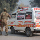 Ataque. Una ambulancia llega al lugar durante el ataque talibn contra un colegio gestionado por el Ejrcito en Peshawar, Pakistn.