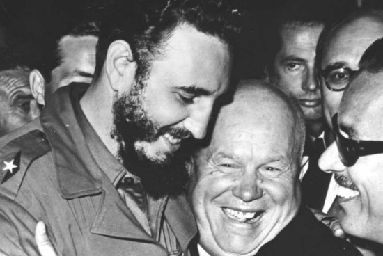 BLOQUEO. Fidel Castro junto al lder sovitico Nikita Kruschev en 1961, al inicio del embargo.