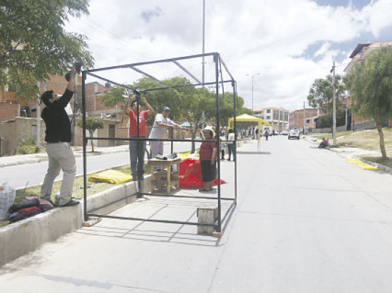 FERIA AUTORIZADA. Un grupo de comerciantes independientes, entre ellos artesanos, decidieron instalarse en la avenida Bolivariana.