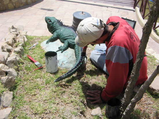 MANTENIMIENTO. Los dinosaurios del Parque Cretcico se pintan con nuevos tonos.