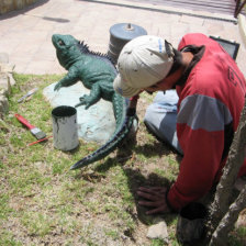 MANTENIMIENTO. Los dinosaurios del Parque Cretcico se pintan con nuevos tonos.