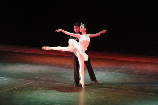 DANZA. Los protagonistas de la obra Cascanueces en la presentacin anoche.