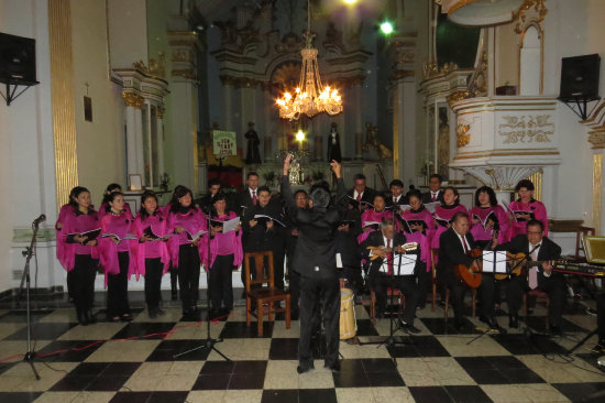 RECITAL. El Coro Santa Clara durante su recital anoche, en el templo Santa Clara.