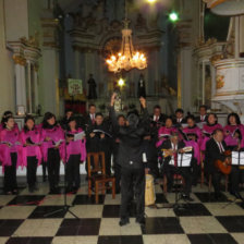 RECITAL. El Coro Santa Clara durante su recital anoche, en el templo Santa Clara.