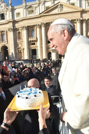 CELEBRACIN. Francisco apaga unas velas.