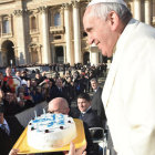 CELEBRACIN. Francisco apaga unas velas.