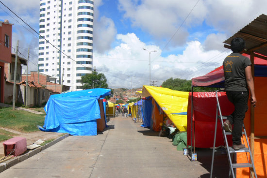 COMERCIO. La Feria de Navidad en el sector de Garcilazo de a poco comienza a instalarse y se espera que en los prximos das lleguen 