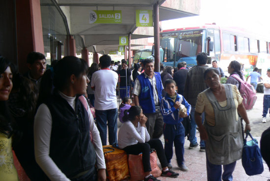 FLUJO. La Terminal de Buses tambin recibe pasajeros en trnsito que llegan desde Santa Cruz con destino al Departamento de Potos.