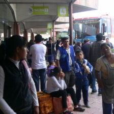 FLUJO. La Terminal de Buses tambin recibe pasajeros en trnsito que llegan desde Santa Cruz con destino al Departamento de Potos.